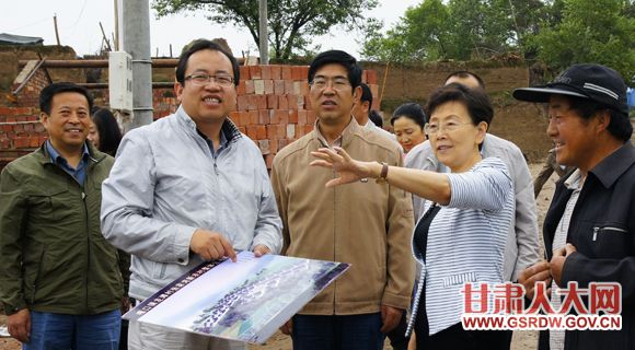 7��2�գ�ʡ�˴�ί�ḱ������ۣ��Ҷ����ڶ����а������f�������ʱʵ�ز쿴ũ��Σ��������Ŀ��չ���