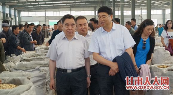 7��19�գ�ȫ���˴�̿�����ίԱ�������һ����¤����������ҩ�Ľ����г�����