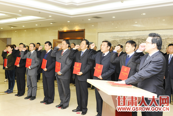 1��12�����磬ʡʮ�����˴�ί��ڶ�ʮһ�λ����ڱջ�󣬾������������ҹ�����Ա��ְ�ܷ�������